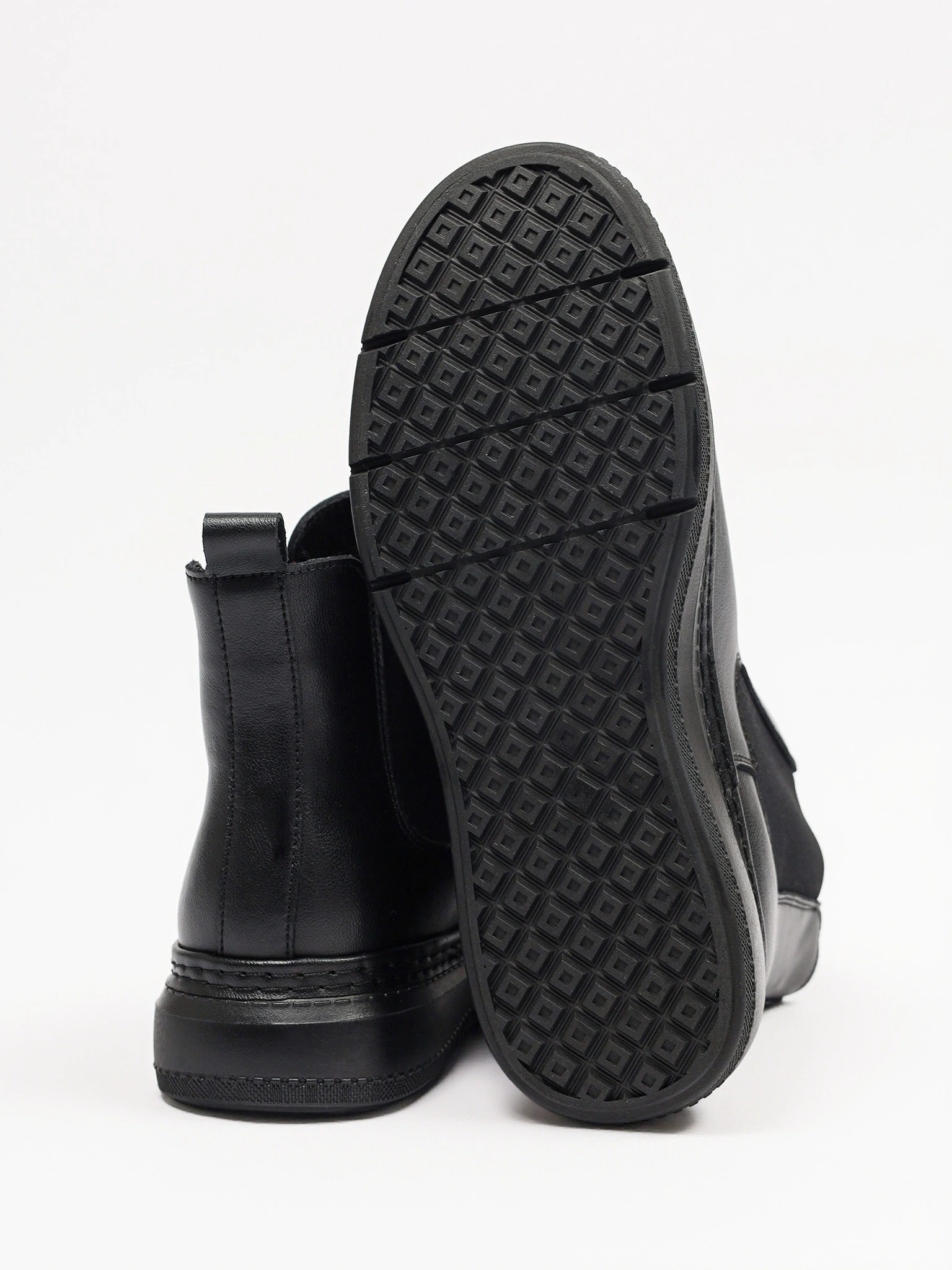 Ботинки-челси черного цвета на низкой подошве